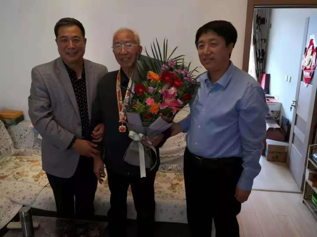 扛过枪打过仗跨过鸭绿江,向历次革命斗争中牺牲的同志致敬