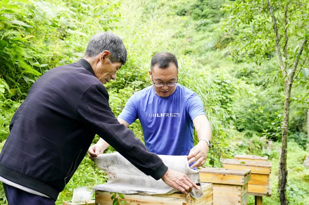 以习*平近**同志为核心的*党**中央领航中国为实现第一个百年奋斗目标而奋勇拼搏纪实