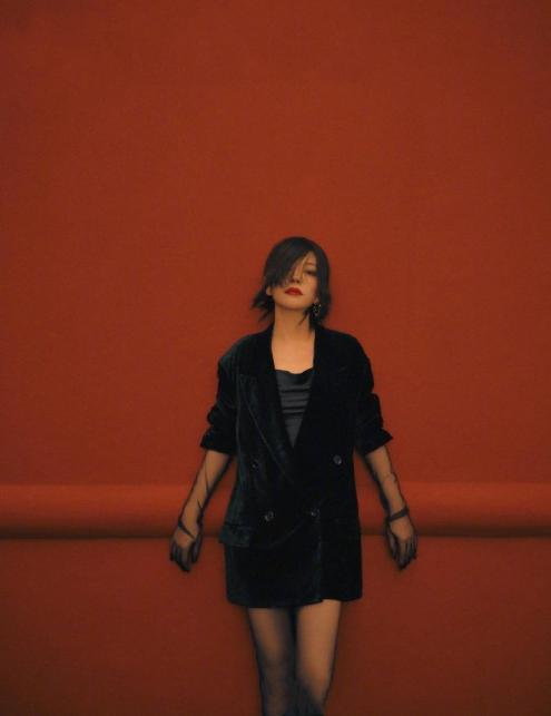 赵薇新发型!剪掉十年长发换短发,44岁嫩回24岁