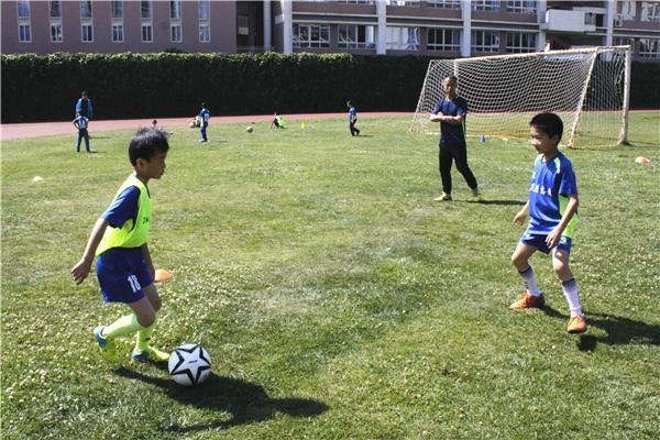 昆明成人足球训练,儿童足球基本功训练两对踢