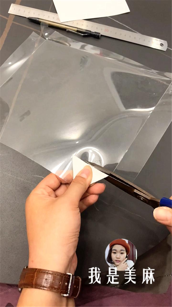 爸爸用塑料片做了个3d投影仪,自制3d投影仪看电影