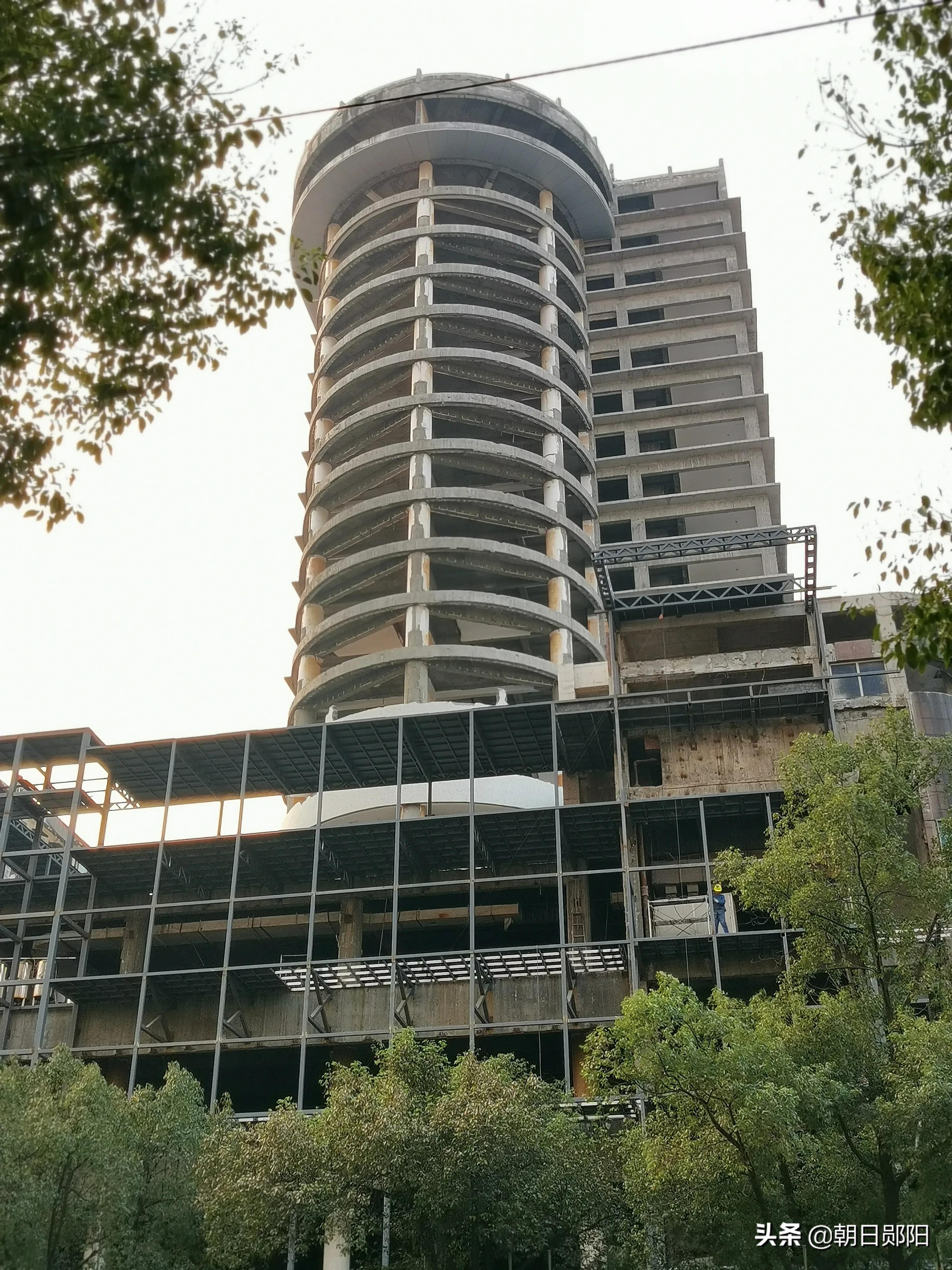 人民路上燕良酒店、美乐酒宾馆都在装修了