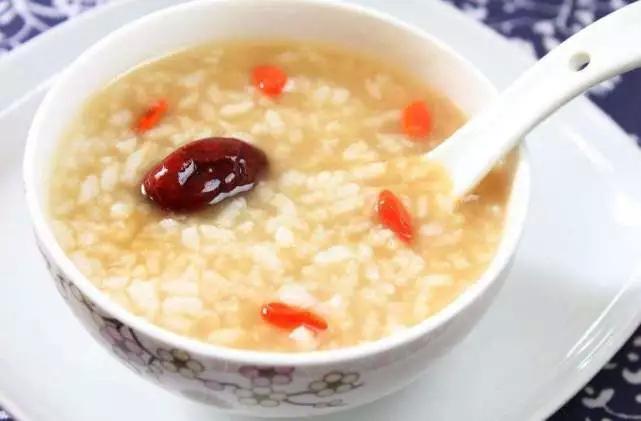 剖腹产妈妈需要吃鸡鸭吗,剖腹产妈妈吃鲫鱼汤