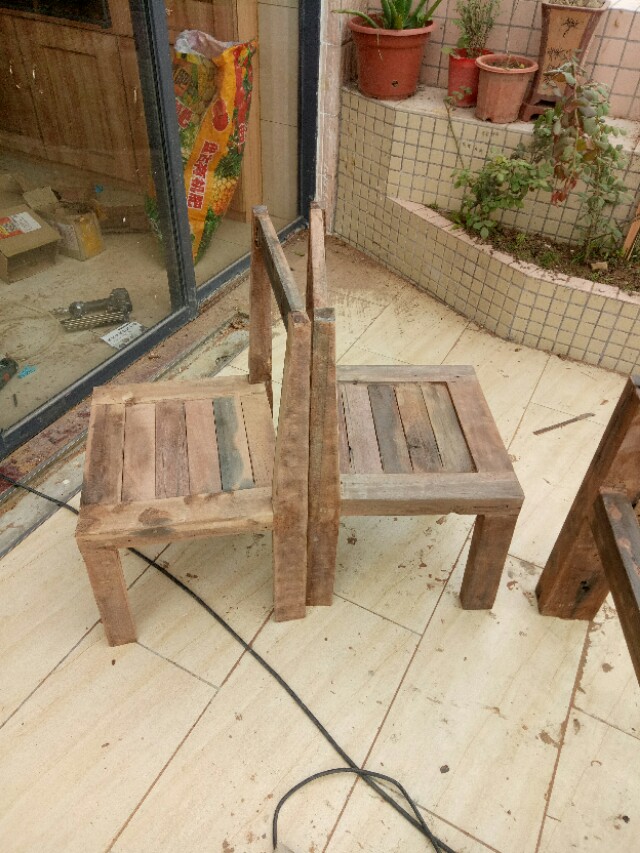 别人不要木头，拿回家做了张茶桌