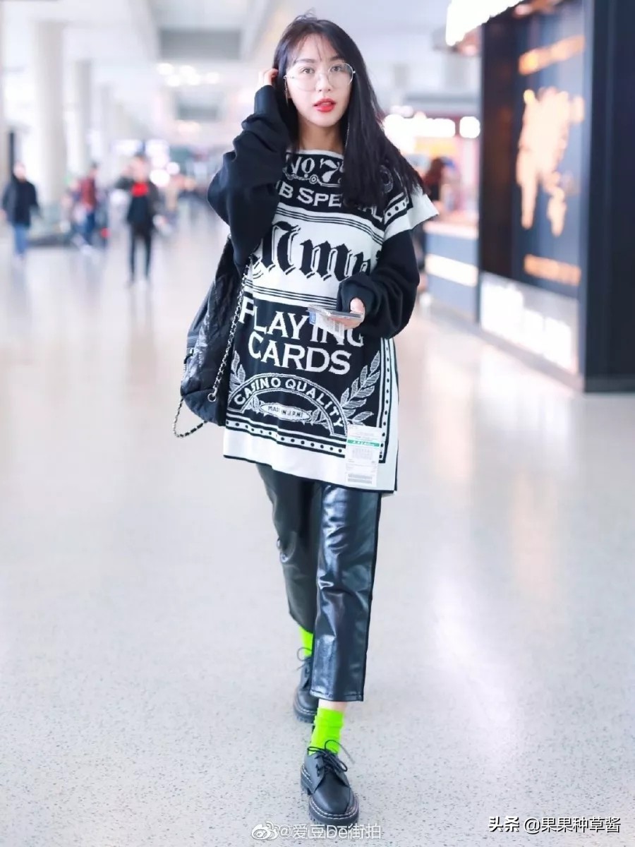 杨幂黑色字母袜王牌对王牌,杨幂格子衫高筒靴秀逆天长腿