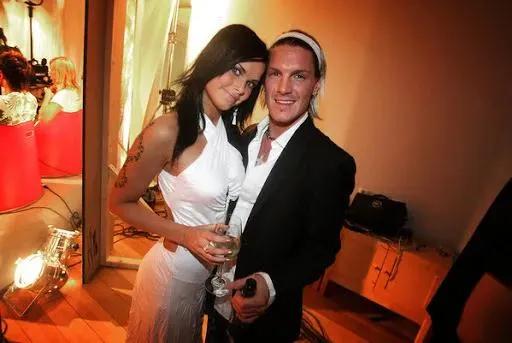 白天比基尼晚上夜店嗨小野模，怎么泡到欧洲王室最后的钻石王老五