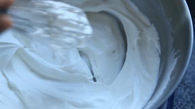 生日蛋糕奶油都用什么做的,生日蛋糕上面的奶油怎么做不会化