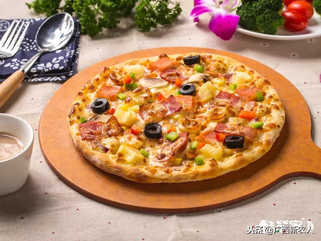 酷熊家,光头强请熊大熊二吃披萨