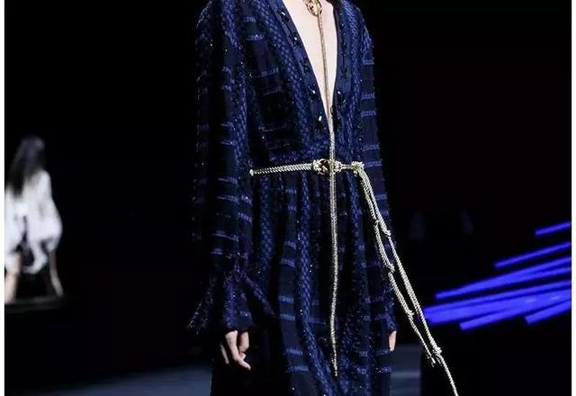 ep雅莹走秀2019,ep雅莹黑裙子