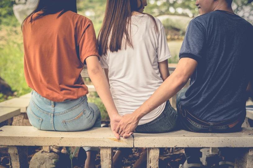 女朋友的闺蜜喜欢上我怎么化解,女朋友和女闺蜜很暧昧怎么办