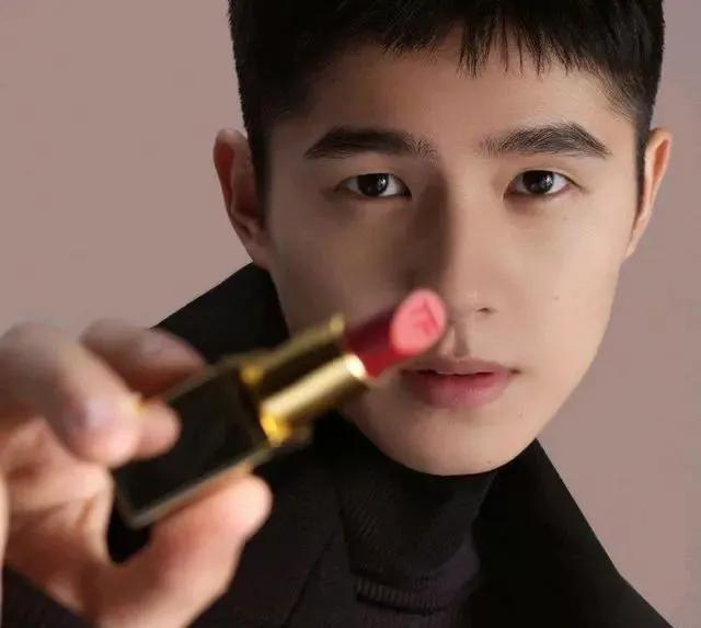 最近男明星代言护肤品,明星代言化妆品为什么不抹脸上