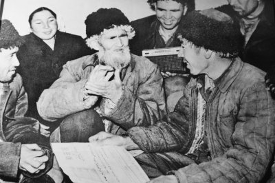 库尔班：想骑驴见毛*东泽**，92岁成为人大代表，曾孙女是航母女兵