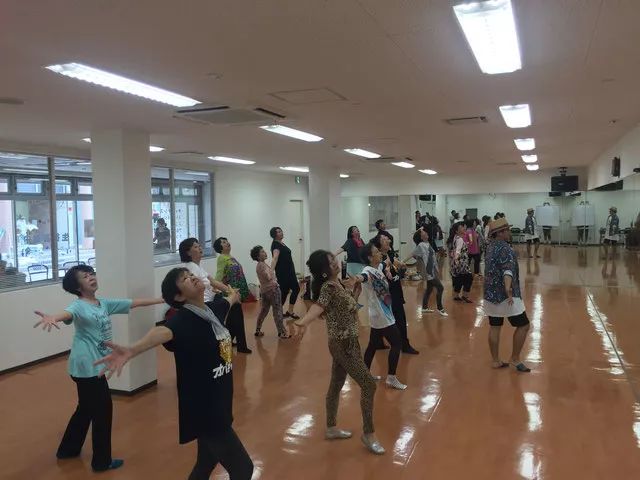 年均66岁的豹纹大妈团火了！唱rap，跳电音，连总理都点赞