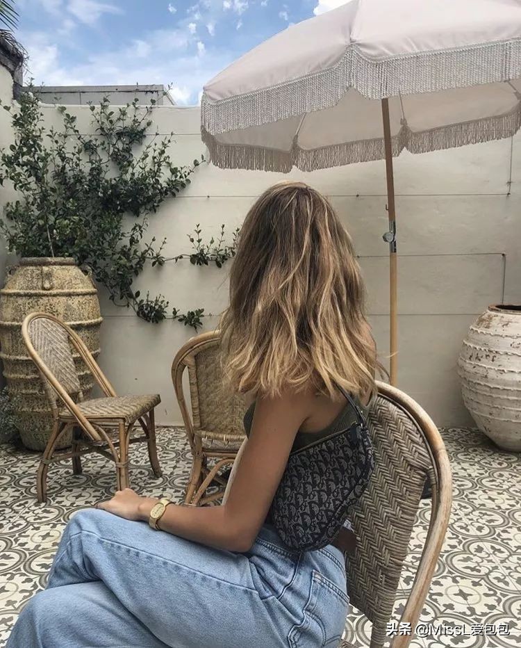 有哪些手袋既经典又时髦呢,时髦氛围感的必备单品迷你手袋