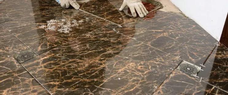 瓷砖背胶是不是越粘越牢固,背胶工艺视频教程