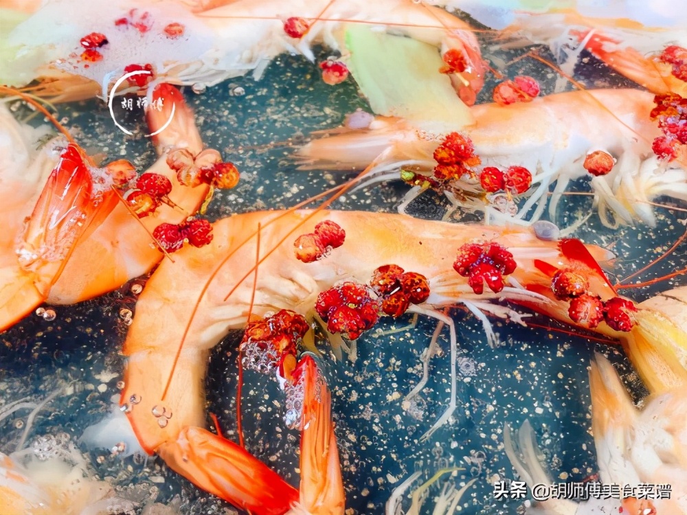 白灼虾最忌直接用水煮,水煮虾开水下入虾煮几分钟