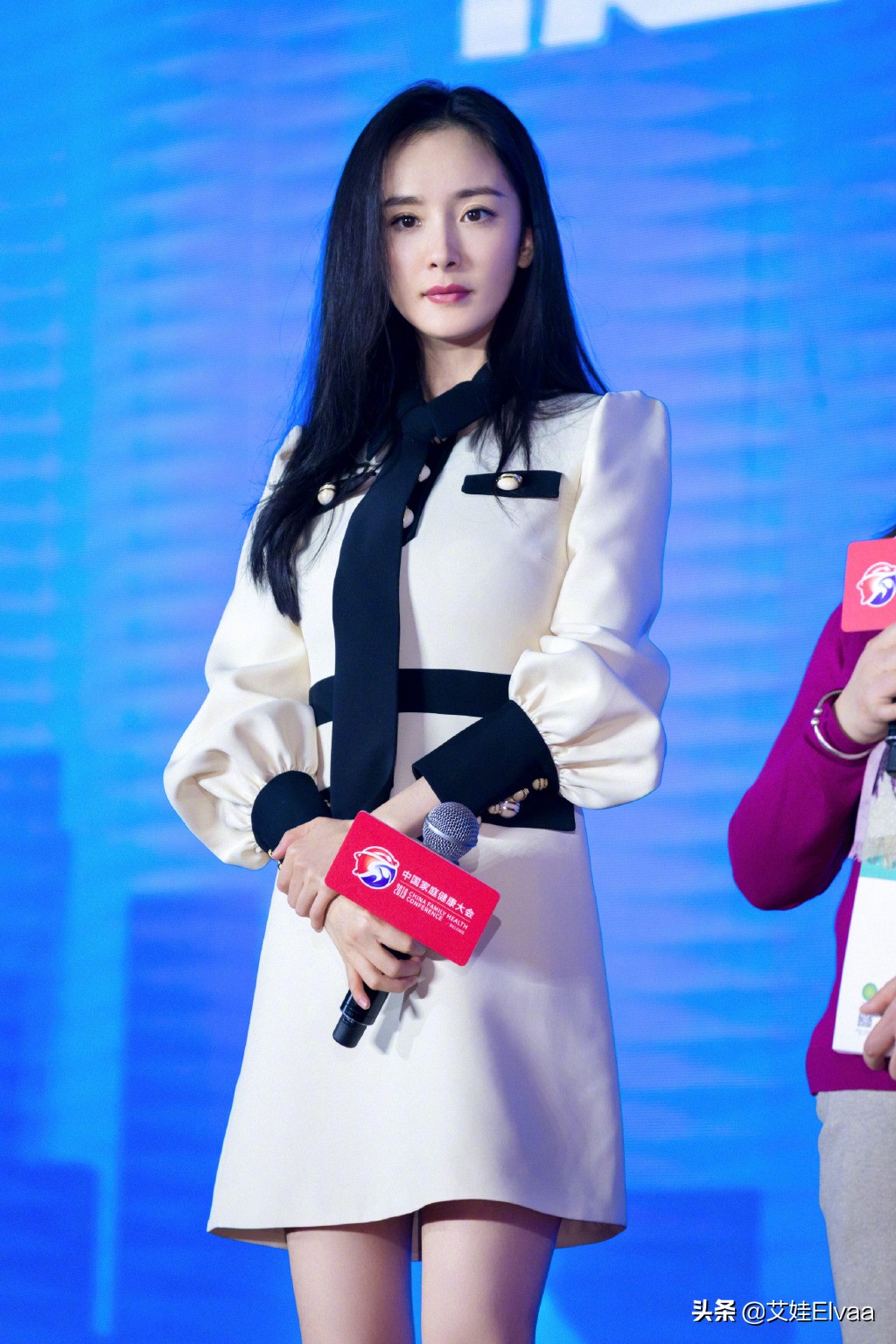 杨幂身穿一袭黑色高开叉礼服,杨幂身穿黑色短版西装红蓝格