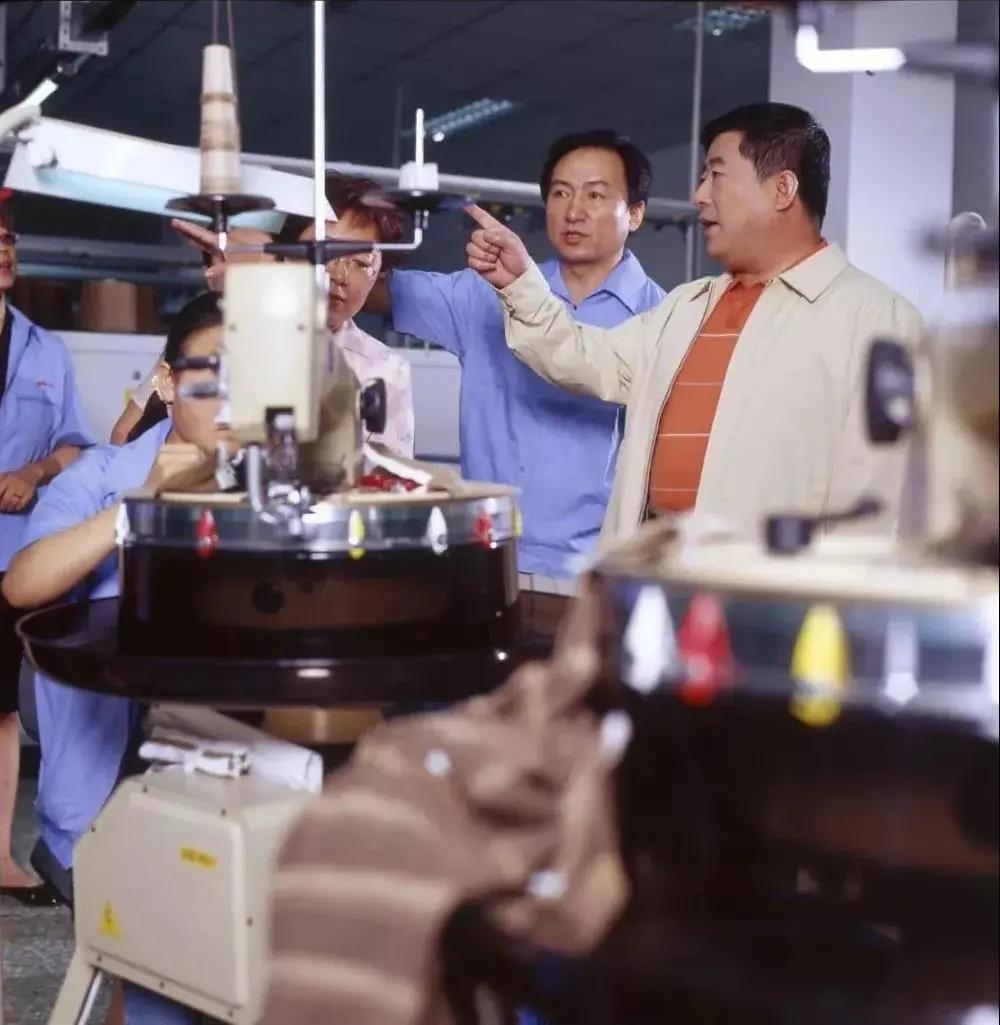 与时代同行,与世界相交,国货之光“鄂尔多斯”的逆风翻盘局