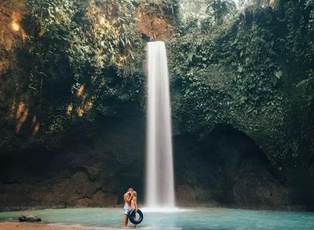 一个清洁工拍的照片一张卖6万,把美女娶回了家