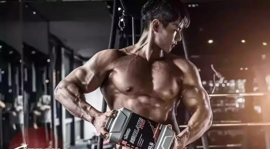 胸肌的四种胸型,男生方形胸肌和八字胸对比