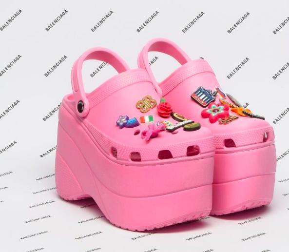 又一双“丑鞋”火了，时髦的人都喜欢把脚趾分开吗？