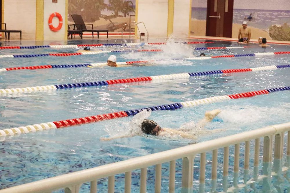 为什么游泳游得腰疼,游泳腰疼可以继续游吗