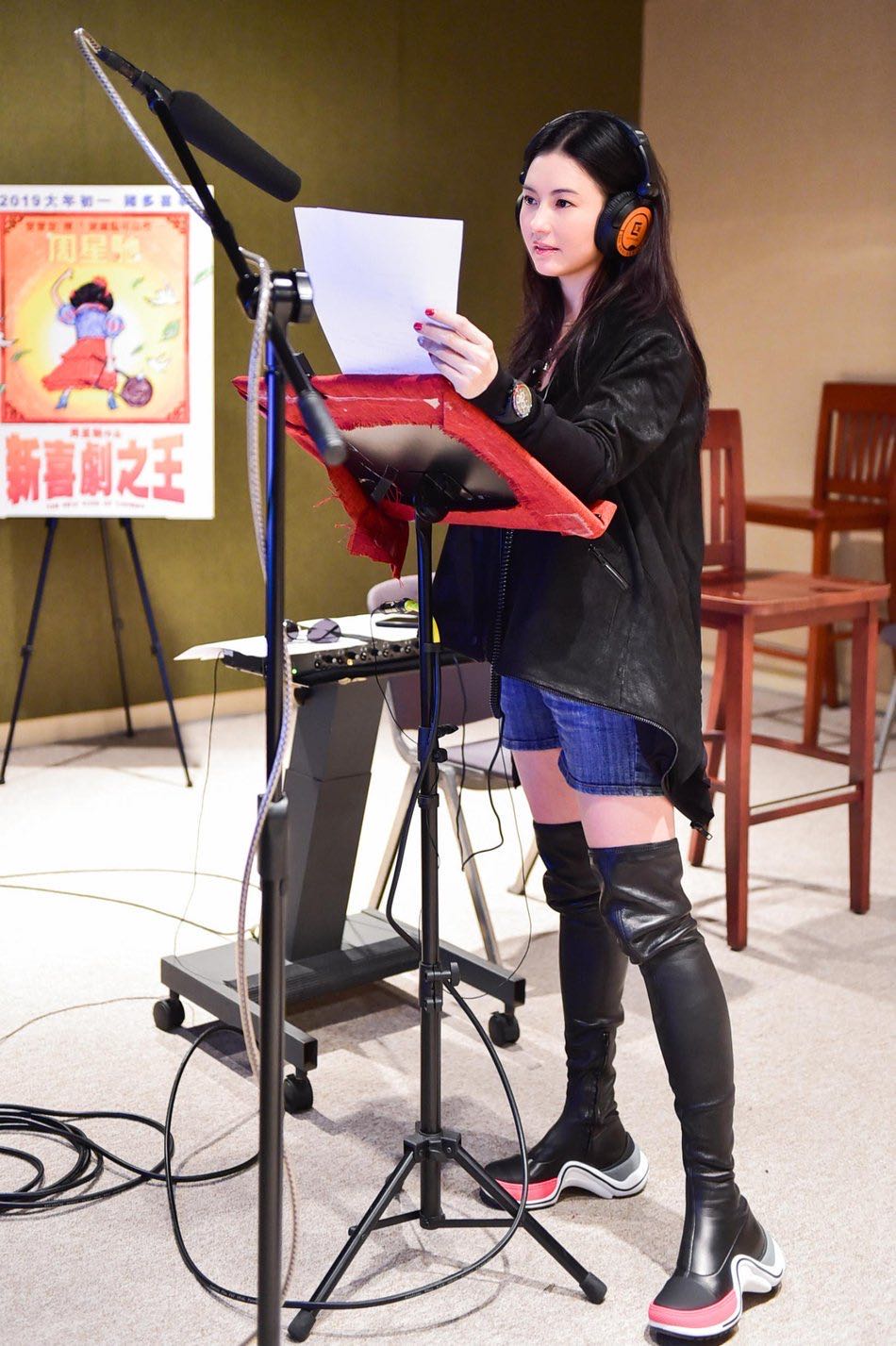 张柏芝戴蓝色美瞳拍大片，混血颜值更胜从前，旗袍造型气质美绝