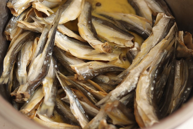 春天吃鱼正当时，炸一些干鱼来吃，香脆卫生，做零食做菜很好吃