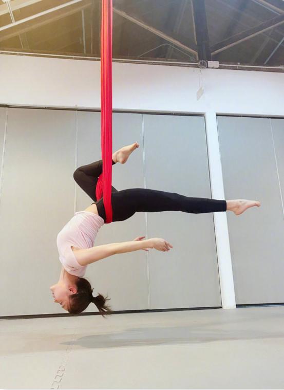 袁姗姗最近也太有元气了！白色短款上衣搭配运动裤，尽显优秀身材