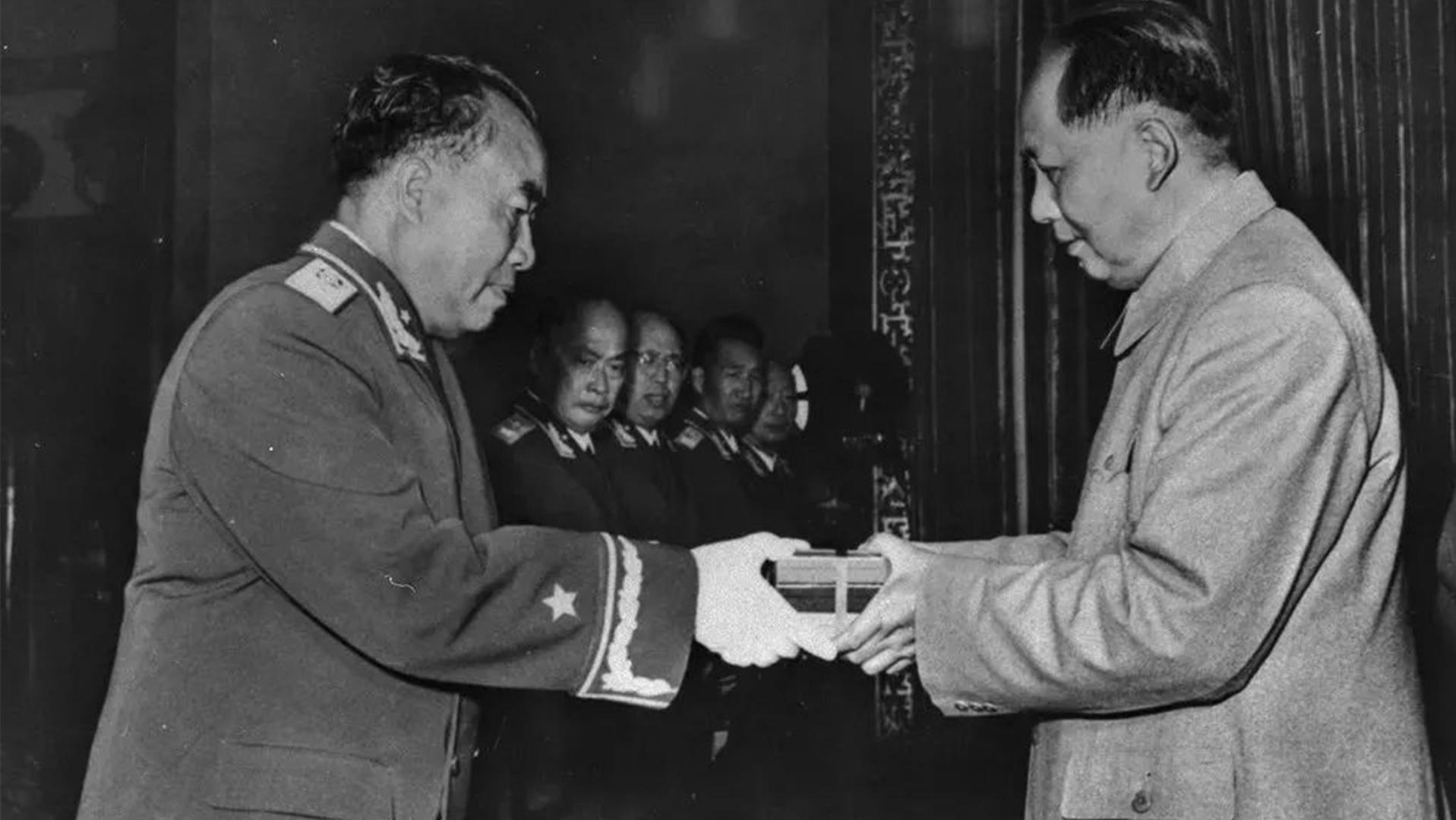 *德朱**位列十大元帅之首，军衔命令状却不是001号，001号究竟给了谁