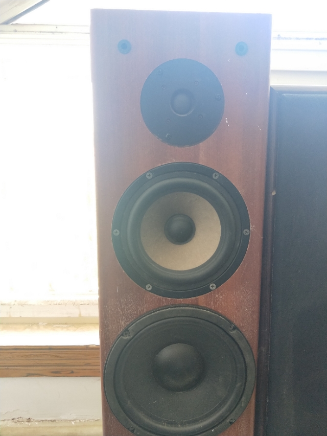 音响发烧重听感还是看频响曲线？