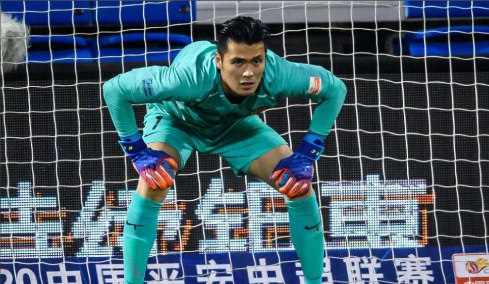 上港门将顾超视频,国门顾超禁区内两次拿球