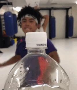 全世界都在挑战瓶盖，但请小心你的韧带