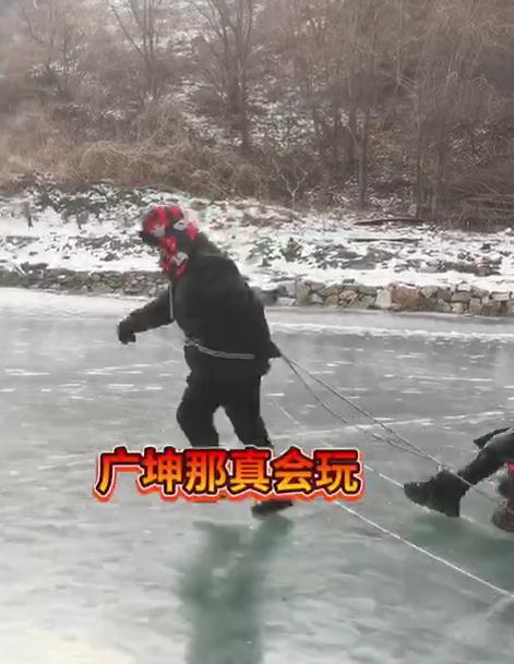 谢广坤冬天在雪地撒欢,谢广坤穿短袖雪地上卖酸菜