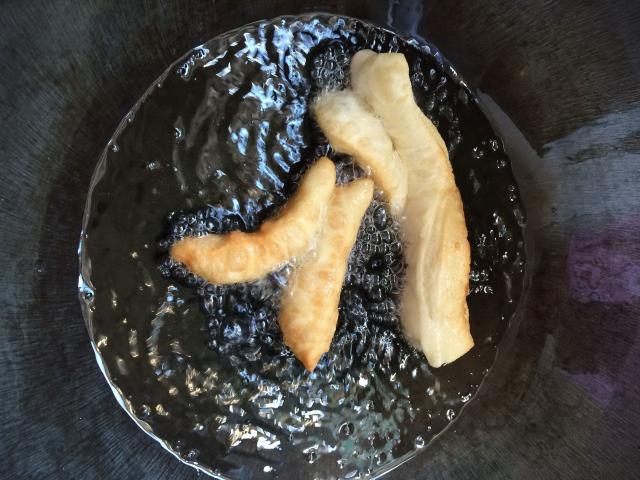 油条不发面怎么炸出来又软又蓬松,油条怎么炸蓬松暄软香脆