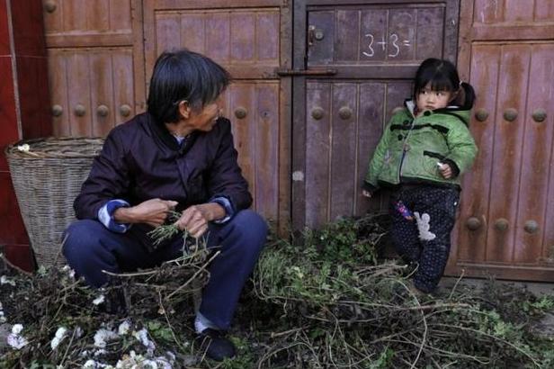 当邻居大娘的“咸猪手”，伸向娃的裤子时，家长再得罪人也要阻止