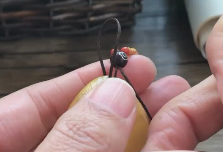 项链绳吊坠绳怎么打结编织教程,吊坠绳两头打结向左偏了怎么调整