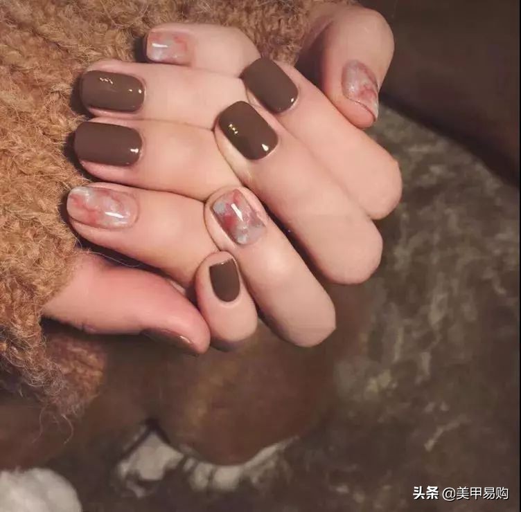 奶茶色渐变磨砂美甲,女生最爱的奶茶色系美甲来啦