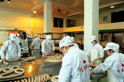 用心坚守创新传承经典—《龙江绿厨房》走进哈达生肉类制品公司