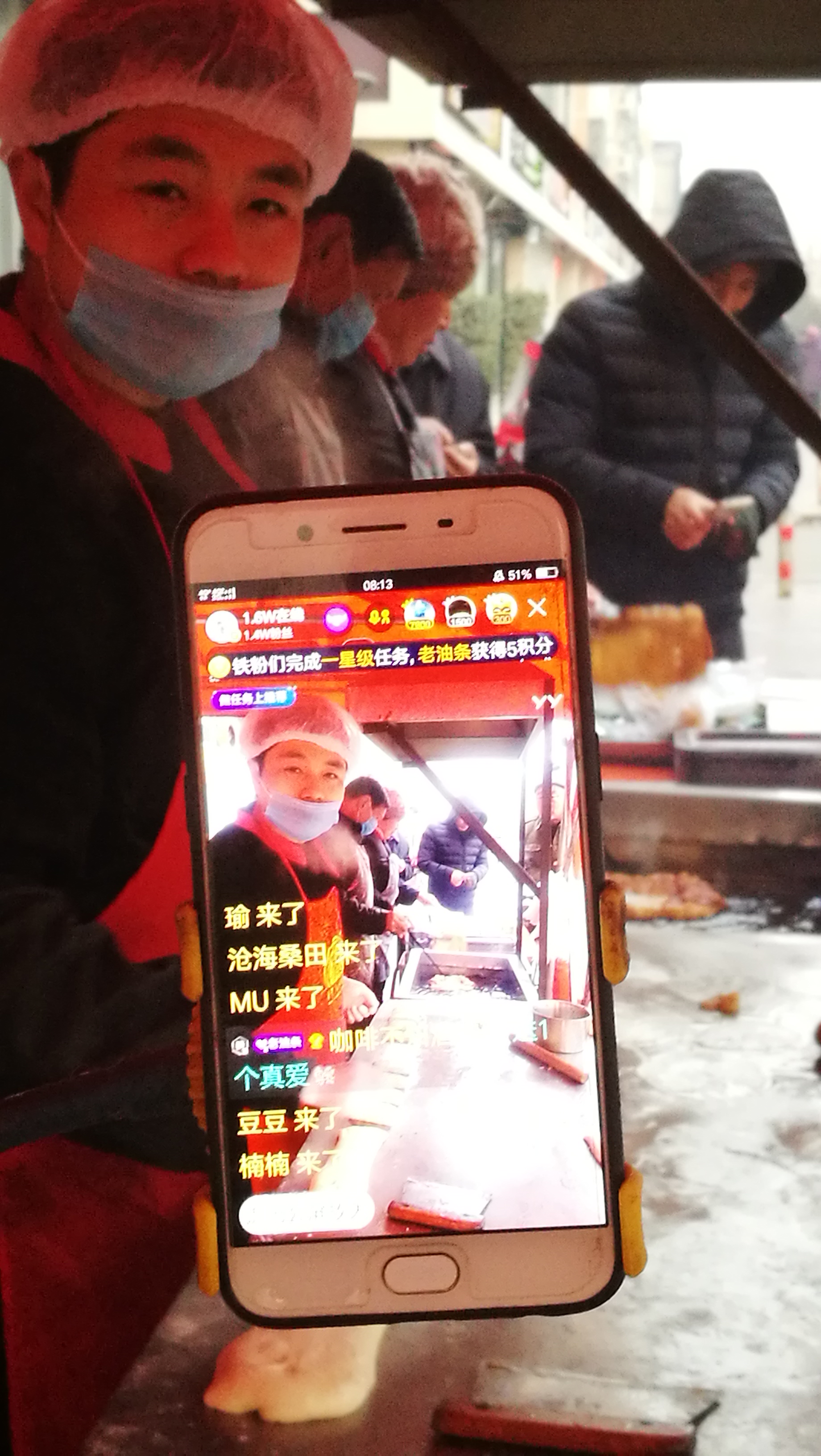 农村小伙炸油条直播,石家庄炸油条