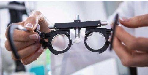 90后小伙创业月入10万就靠这一招,新手开眼镜店怎么学习技术