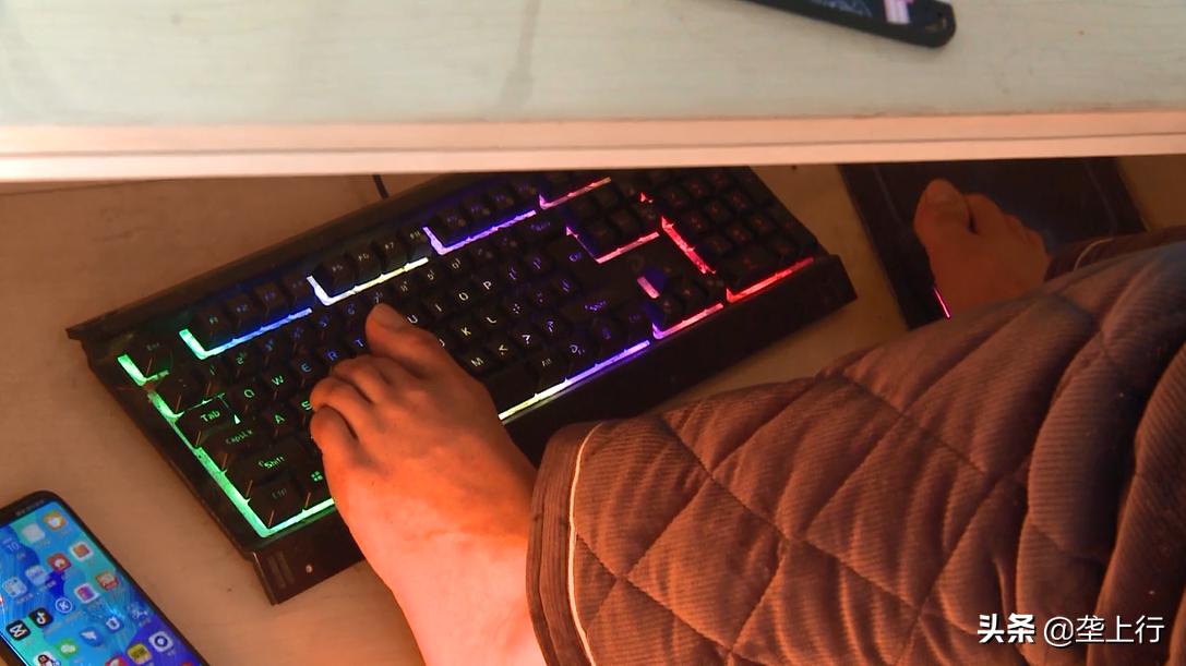 一日接百单，同时在淘宝、京东等多家网店工作！这位无臂客服小哥火了