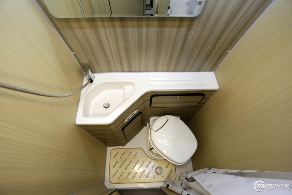 25万大通v90七座,大通v90自动挡5.95米长轴高顶房车