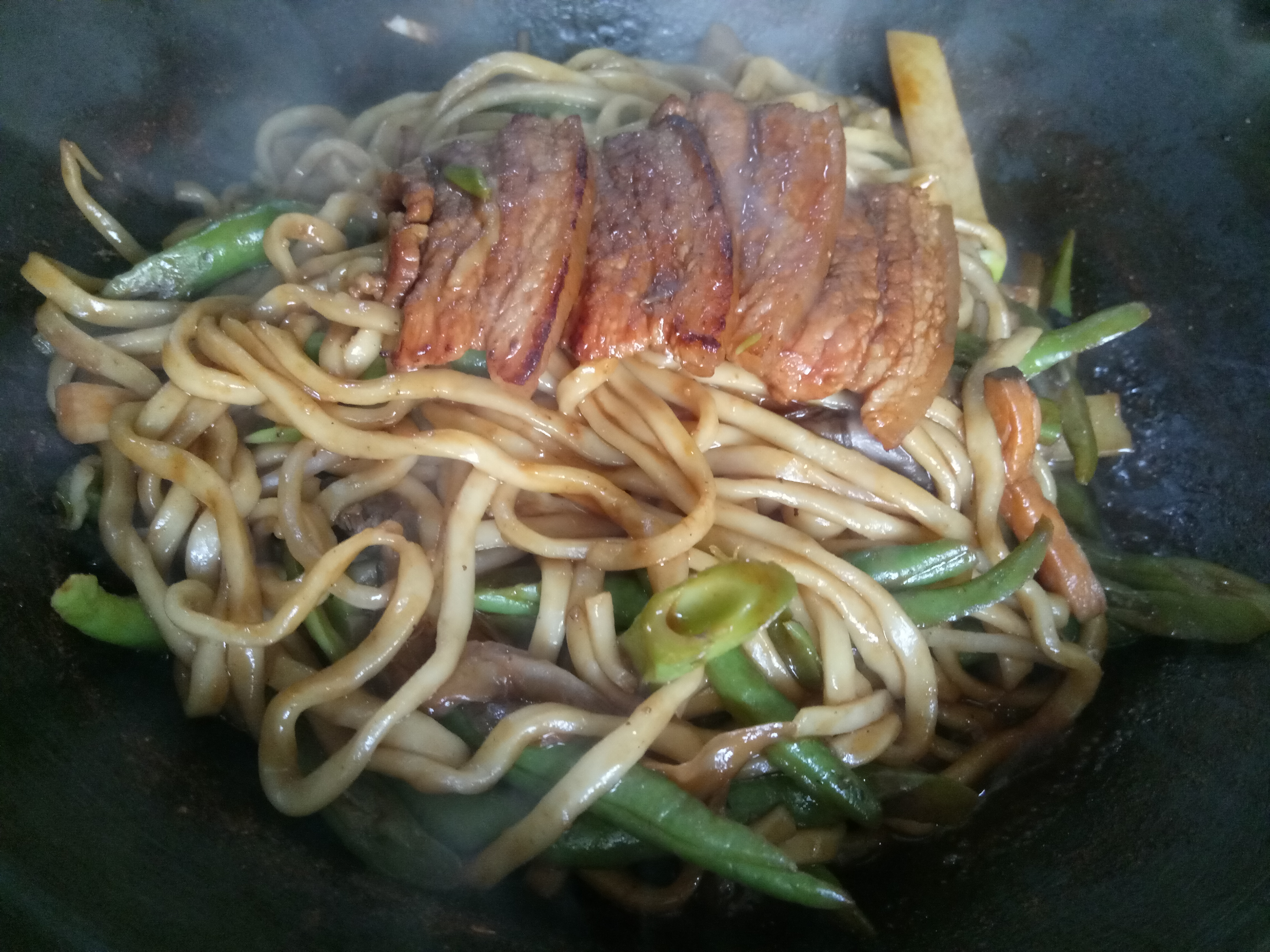 铁锅排骨焖面做法,铁锅焖面用生面条还是熟面条