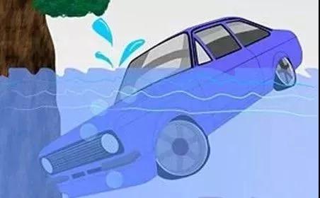 斗门8年驾龄老司机开宝马冲下鱼塘！河水即将淹没车顶，关键时刻死里逃生！