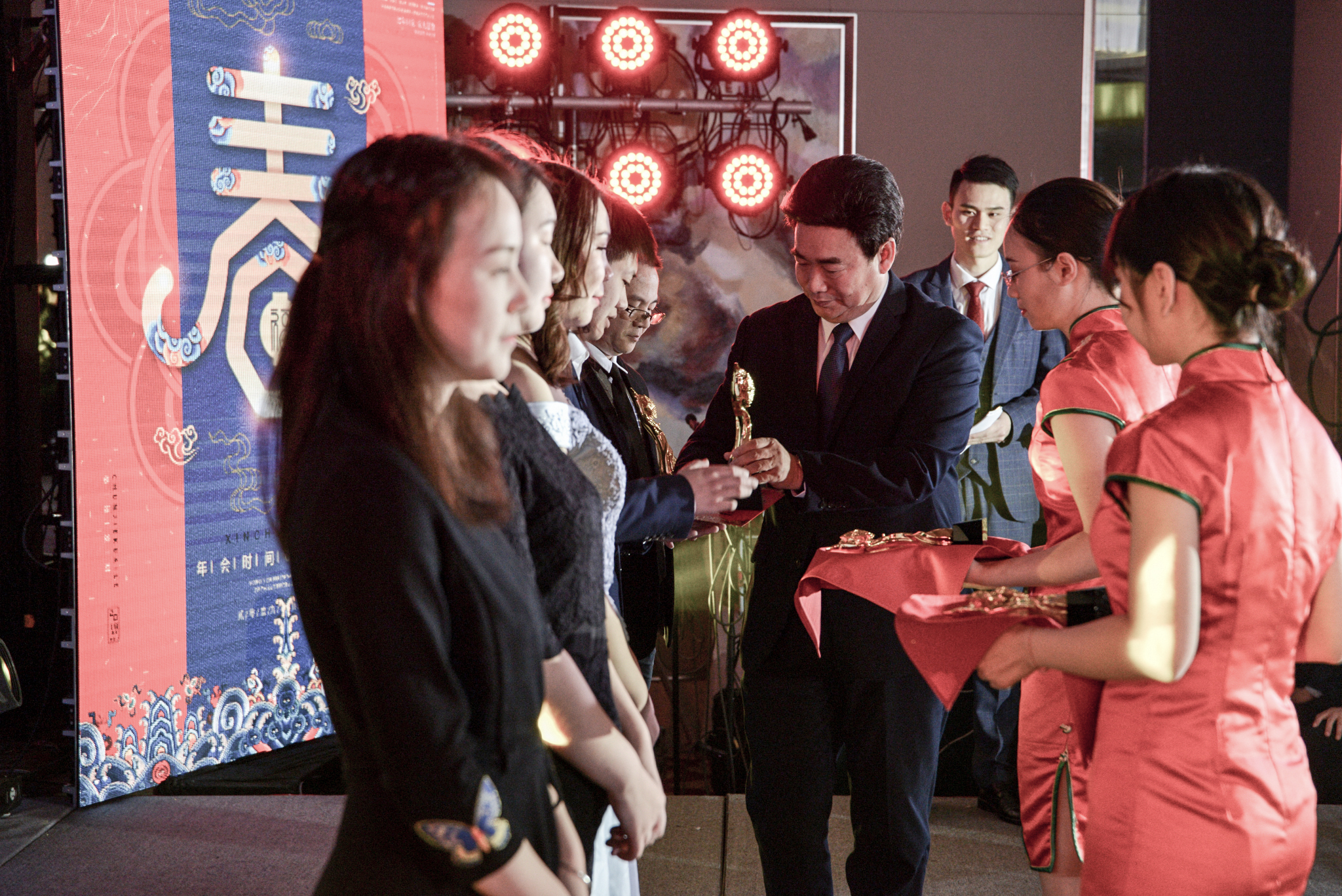 超越蝶变拜年视频,超越蝶变升华主持稿