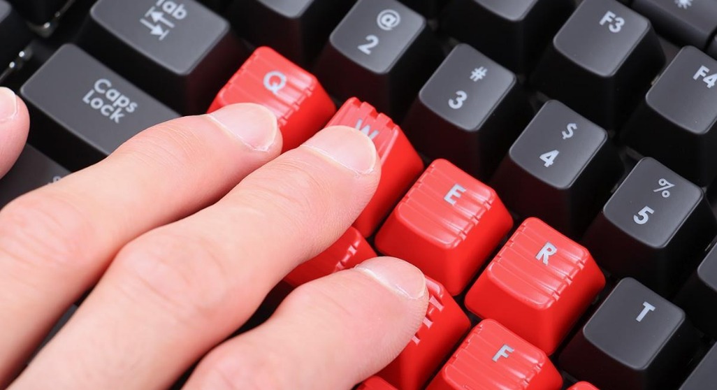 黑轴键盘玩什么游戏,青轴机械键盘适合玩游戏吗