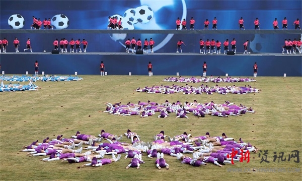 864名金明少年倾情演绎足球操为十运会和祖国生日深情献礼