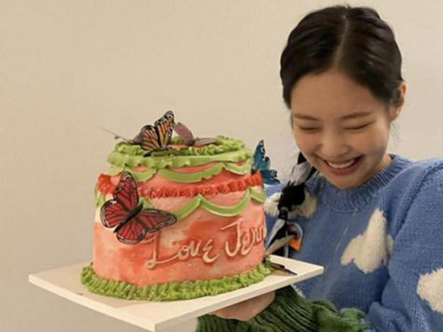 中国粉丝为韩国女星送百万奢侈品礼物，怒怼网友抨击：你管得着吗