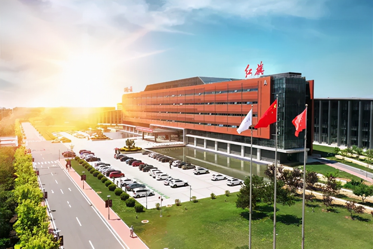 把数百万的迈巴赫换成红旗，中国富豪的汽车文化转向了吗？